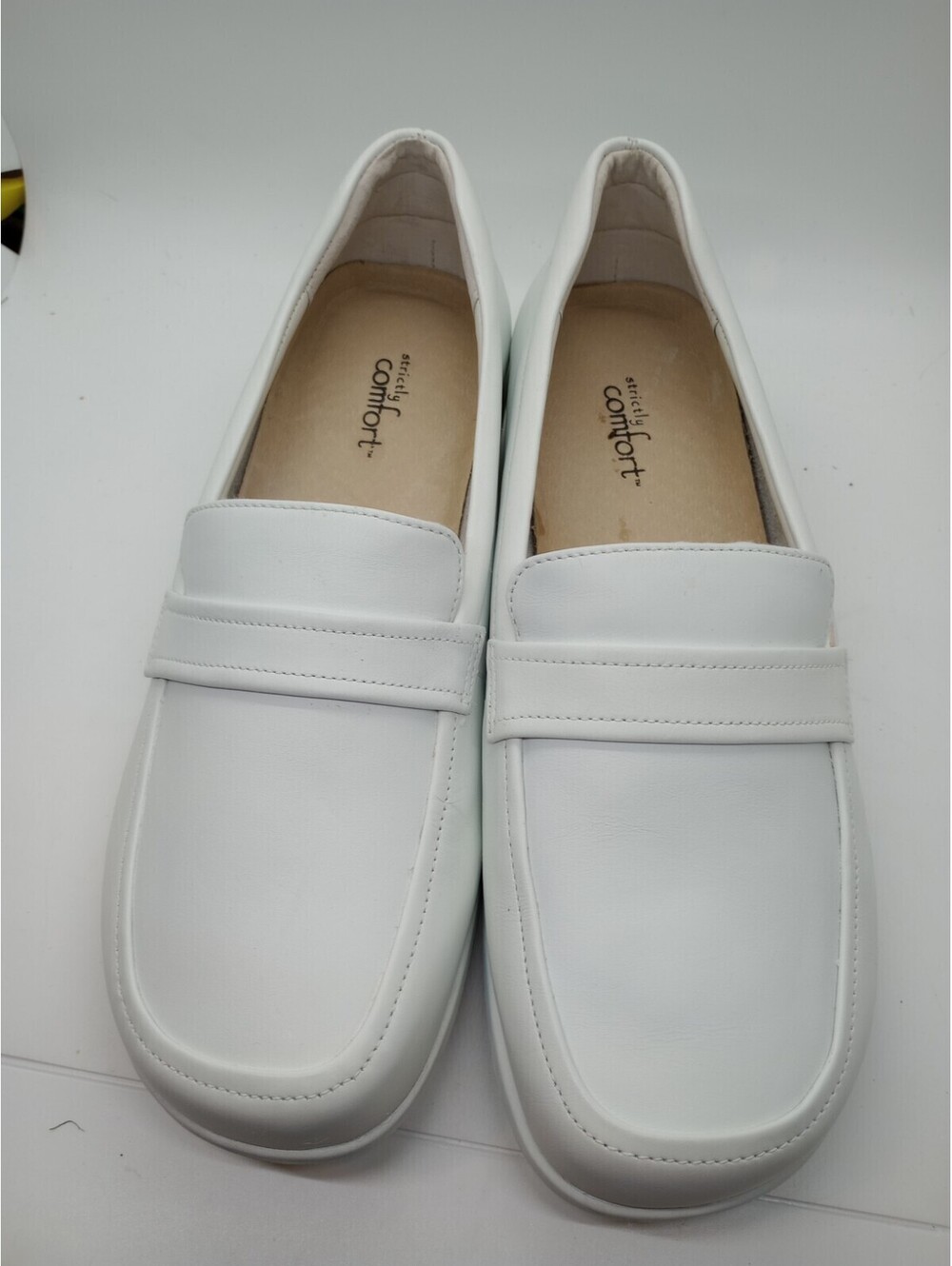 STRICTLY COMFORT WHITE LEATHER LOAFERS SIZE 8 Wide 202